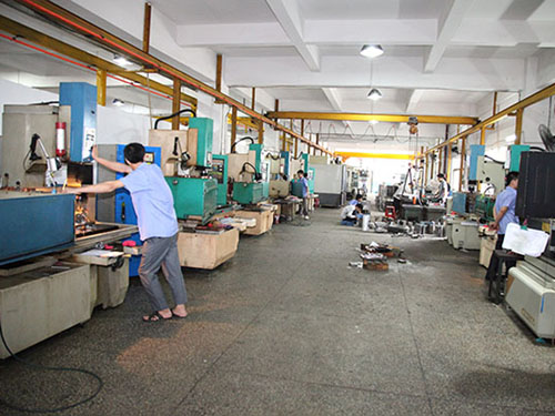 模具车间_生产环境_苏州智益正展精密模具有限公司